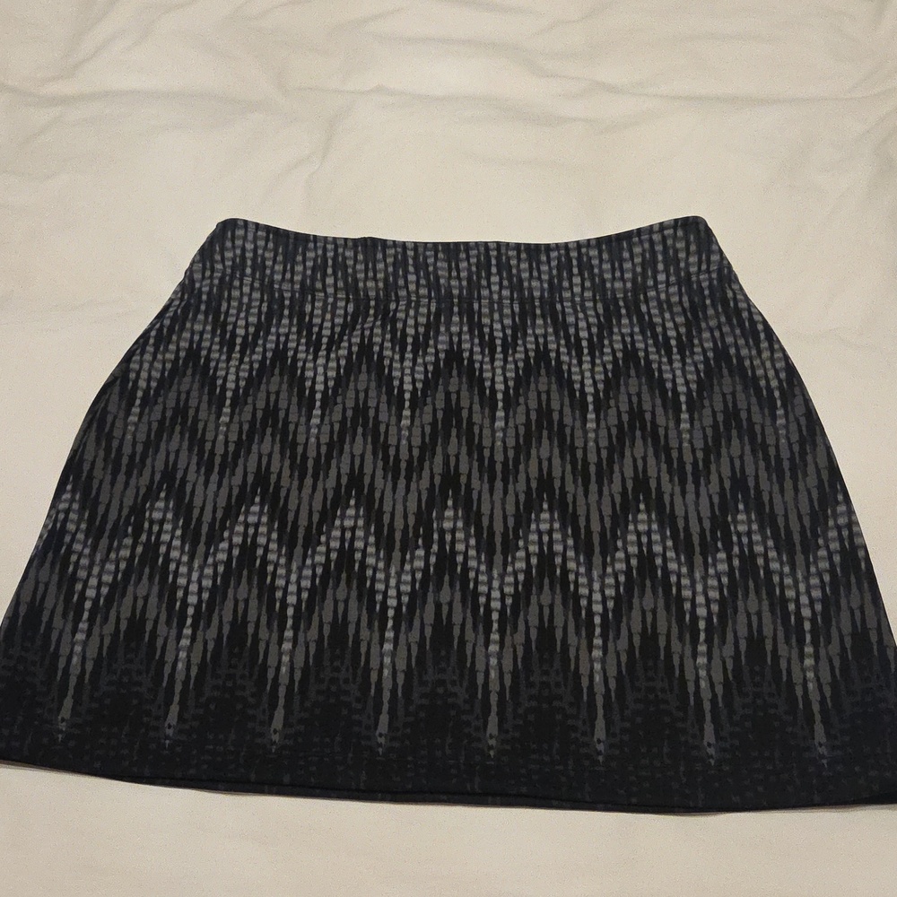 Athleta Pretty Black/Gray Mini Skirt In Very Good Condition! Stretchy Fabric. - Picture 7 of 10
